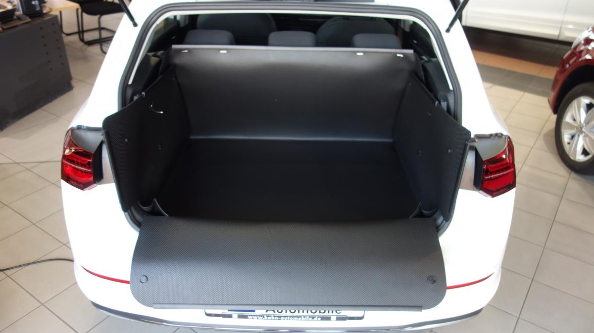 Sekundenschnell wird aus der Matte eine wasserdichte Wanne, die auch die Stoßstange von Golf 8 schützt.